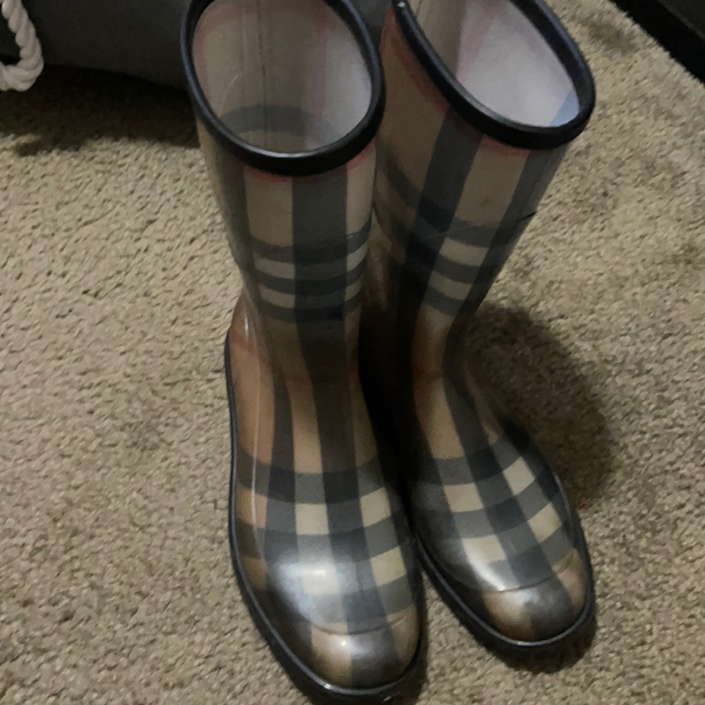 Authentic Burberry boots old model